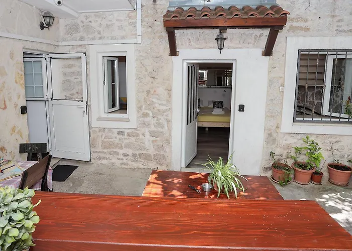 尼克拉公寓式酒店 *