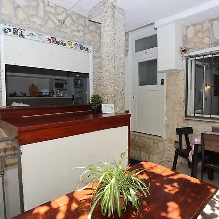 Nikolla Apartment *
