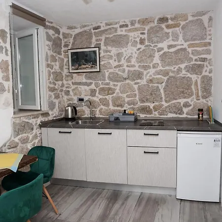 Nikolla Apartment *