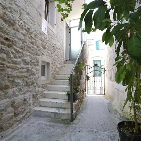Apartment Nikolla *