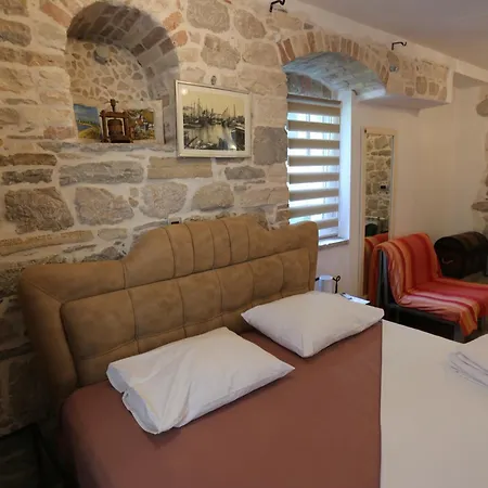 Nikolla Apartment *