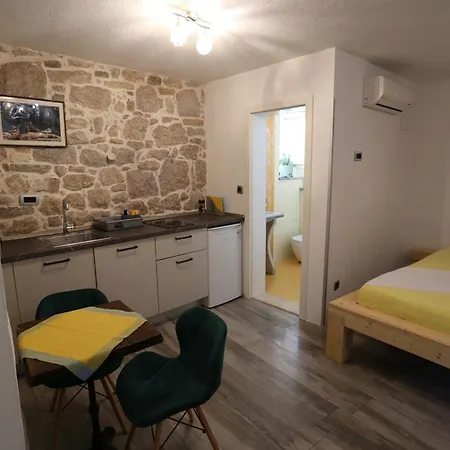 Nikolla Apartment *