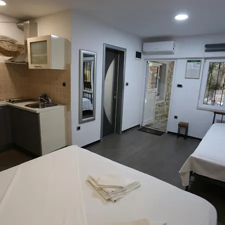 Nikolla Apartment *